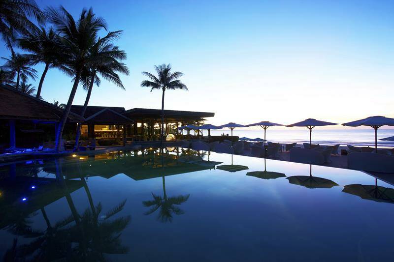 15-vietnam-luxury-kitesurf-hotel-anantara-spa-pool-deck-at-night-800x533-jpg.jpg