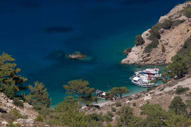 20-karpathos-greek-islands-windsurf-holiday-boats-in-apella-bay-jpg.jpg