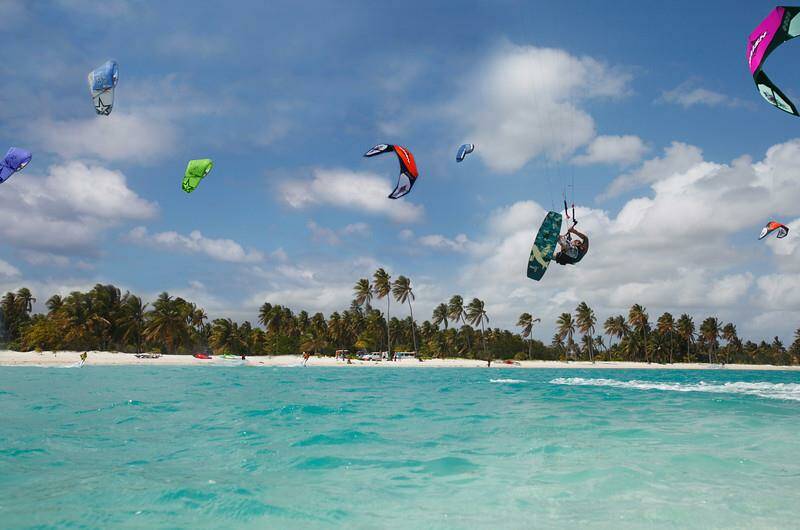 10-cabarete-kiteboading-holiday-beach-view-kitesurfers-800x530-jpg.jpg