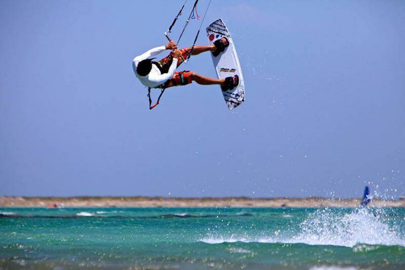 13-keros-bay-kitesurf-camp-greek-islands-kitesurf-action-800x533-jpg.jpg