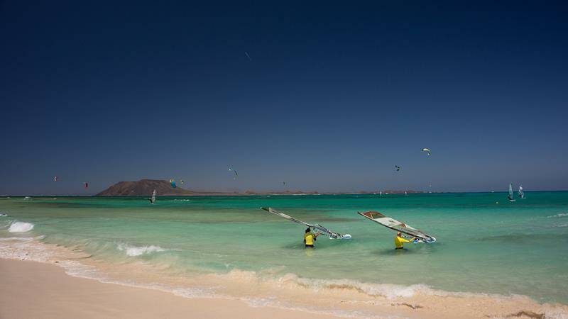 10-fuerteventura-corralejo-flag-beach-windsurf-calm-800x450-jpg.jpg
