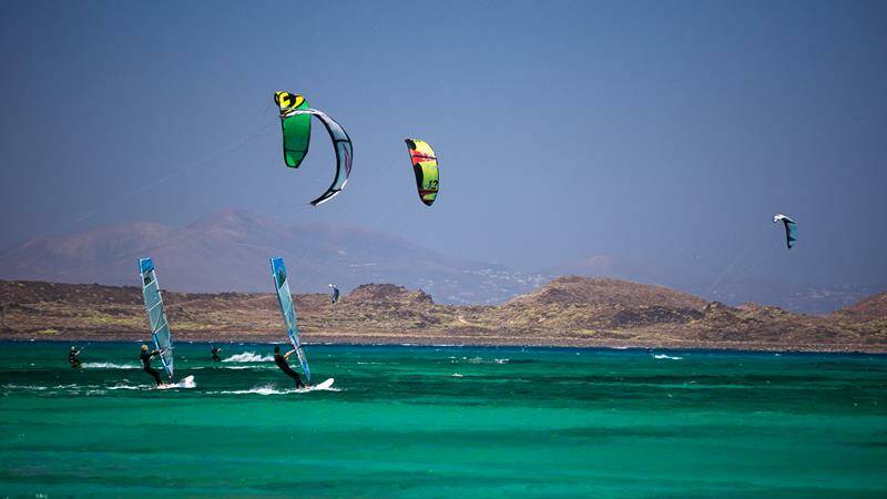 3-fuerteventura-corralejo-flag-beach-windsurf-kitesurf-800x450-jpg.jpg