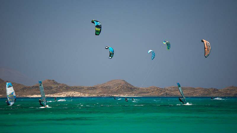 7-fuerteventura-corralejo-flag-beach-windsurf-kitesurf-planing-800x450-jpg.jpg