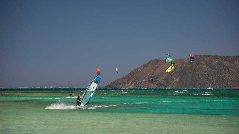 8-fuerteventura-corralejo-flag-beach-windsurf-kitesurf-gybing-800x450-jpg.jpg