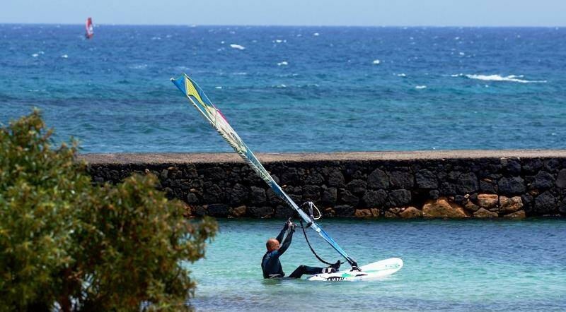 10-costa-teguise-lanzarote-canary-islands-windsurf-holiday-centre-waterstart-800x442-jpg.jpg